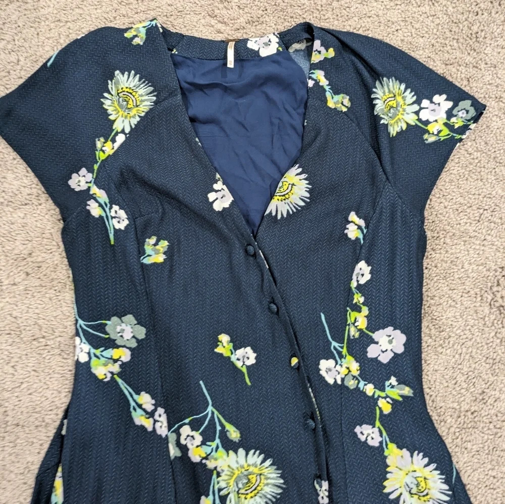 FREE PEOPLE Lost In Love Blue Floral Buttons Midi Dress Navy Blue size XS - Picture 4 of 9